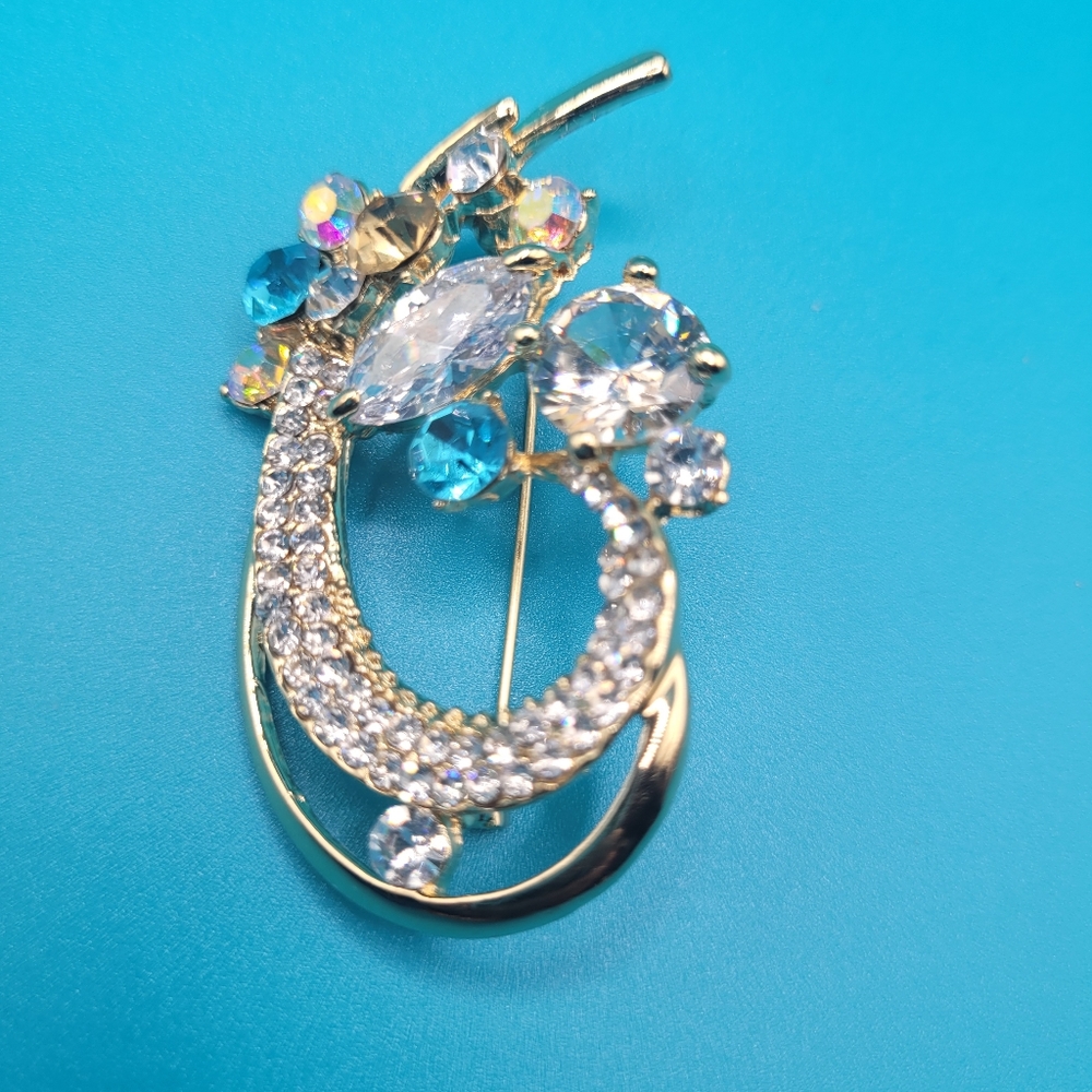 Vintage Style White Rhinestones Brooch Pin